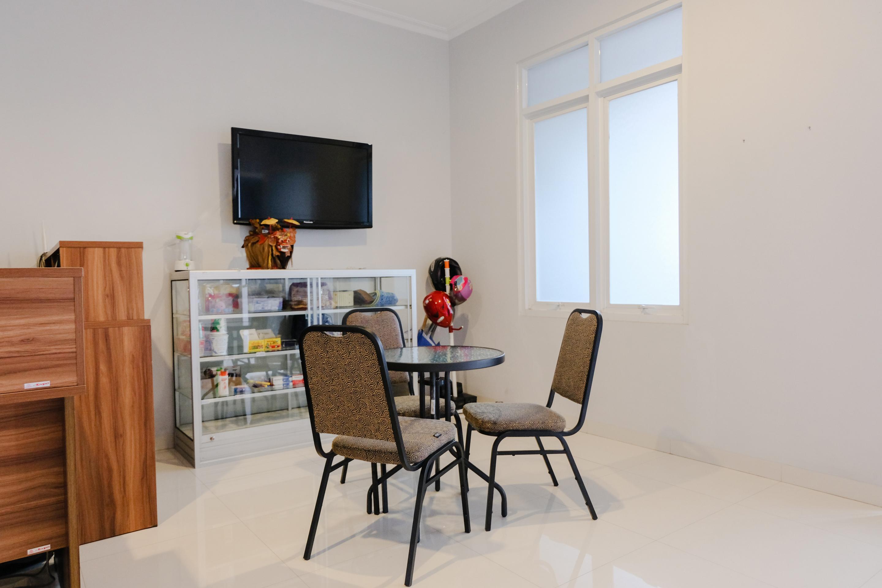 Super Oyo 995 Alice'S Homestay Syariah Jembel Екстериор снимка
